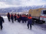Объемы снежного завала, под который попали шесть школьников, составляют 14 тысяч кубометров, площадь поисковых работ - 3,5 тысячи квадратных метров
