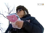 В Петербурге переводчица и литератор с мировым именем торгует своими книгами на улице В Петербурге переводчица и литератор с мировым именем торгует своими книгами на улице