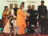 Президент Индии (на фото - 3-й справа) высоко отозвался о созданной усилиями Общества сознания Кришны сети учебных заведений и научно-исследовательских центров