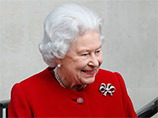 Королева Елизавета II выписалась из больницы и вышла оттуда с улыбкой