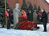 Коммунисты во главе с Геннадием Зюгановым возложили цветы к могиле Иосифа Сталина