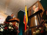 Сергей Лавров пишет в книге соболезнований в посольстве Венесуэлы в Москве