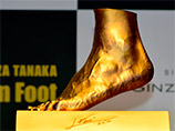 Японский ювелир Гинза Танака воссоздал из чистого золота точную копию левой "ударной" ступни аргентинского футболиста Лионеля Месси
