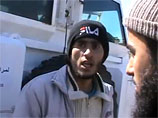 Молодой мужчина на видеозаписи сказал, что он из объединения "Мученики Ярмука". Требования захватчиков: заложники будут отпущены только после того, как войска, верные президенту Башару Асаду, уйдут из деревни Джамла