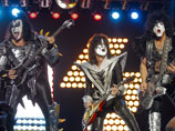 Kiss пополняет бюджет - фанатам предложили за 5,5 тыс. долларов разбить их гитару