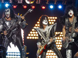 Kiss пополняет бюджет - фанатам предложили за 5,5 тыс. долларов разбить их гитару Kiss пополняет бюджет - фанатам предложили за 5,5 тыс. долларов разбить их гитару