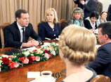 Премьер-министр Медведев тоже поздравил женщин с 8 марта, не без иронии напоминает Лэлли - случилось это "в Министерстве труда и социальной защиты, которое, само собой, возглавляет мужчина"