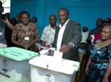Согласно предварительным итогам голосования, вице-премьер Кении Ухуру Кениятта побеждает в первом туре выборов, набрав 50,03% голосов избирателей