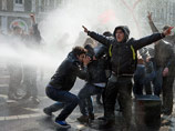 Бакинская полиция жестко пресекла попытку группы молодежи провести в центре города несанкционированную акцию протеста под девизом "Нет солдатским смертям"