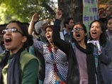 Один из обвиняемых в резонансном массовом изнасиловании девушки в автобусе в индийской столице Дели в понедельник покончил с собой