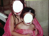 Подозрения работников студии вызвали фотографии, на которых изображены три дочери Демари в возрасте полтора года, 4 года и 5 лет