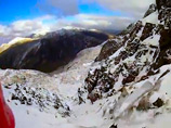 В национальном парке Сноудония на севере Уэльса альпинист, потеряв равновесие из-за падавшей на него глыбы льда, сорвался с горы и скатился с высоты около 30 метров