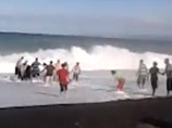 ВИДЕО: унесенного волной ребенка в Новой Зеландии спасли "живой цепью" из 12 человек ВИДЕО: унесенного волной ребенка в Новой Зеландии спасли "живой цепью" из 12 человек