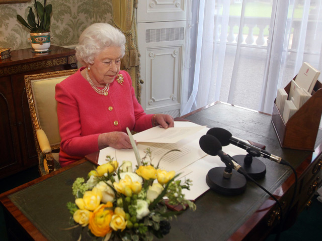 Британская королева Елизавета II, еще на прошлой неделе отменившая все официальные мероприятия, в понедельник вынуждена была отказаться от церковной службы в честь Дня содружества, которую она не пропускала ни разу за 20 лет