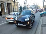 Дама в Краснодаре припарковала Рorsche Сayenne на встречке