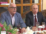  Около полуночи семью Михалковых на знаменитой даче в поселке Николина Гора посетил президент РФ Владимир Путин