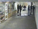 Преступление было зафиксировано камерой наблюдения, установленной в подземном переходе. Один из сделанных снимков опубликован на сайте полицейского главка Преступление было зафиксировано камерой наблюдения, установленной в подземном переходе. Один из сделанных снимков опубликован на сайте полицейского главка
