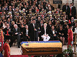 Духовенство Ирана ополчилось против президента Ахмади Нежада после того, как он "опозорил" страну своим "неподобающим поведением" на похоронах лидера Венесуэлы Уго Чавеса, прошедших 8 марта