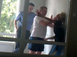 СК РФ заинтересовало ВИДЕО, в котором плюнувшего на пол больницы подростка избивают полицейский и его "добровольный помощник" СК РФ заинтересовало ВИДЕО, в котором плюнувшего на пол больницы подростка избивают полицейский и его "добровольный помощник"