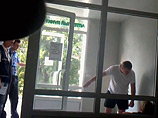 СК РФ заинтересовало ВИДЕО, в котором плюнувшего на пол больницы подростка избивают полицейский и его "добровольный помощник"