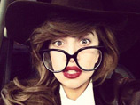 Lady Gaga после операции передвигается на золотой инвалидной коляске Lady Gaga после операции передвигается на золотой инвалидной коляске