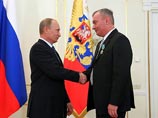 На встрече с историками Путин раздал награды, одобрил общий школьный военный учебник и рассказал о конфликте с финнами На встрече с историками Путин раздал награды, одобрил общий школьный военный учебник и рассказал о конфликте с финнами