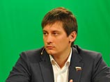 Недавнее краткосрочное путешествие Дмитрия Гудкова в США, ставшее поводом к исключению его и отца Геннадия Гудкова из "Справедливой России", осудили не только в его родной партии Недавнее краткосрочное путешествие Дмитрия Гудкова в США, ставшее поводом к исключению его и отца Геннадия Гудкова из "Справедливой России", осудили не только в его родной партии
