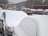 Рекордный снегопад пришел в Москву, угрожая и автомобилистам, и пешеходам