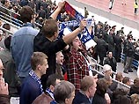 Болельщики пришли на стадион не только радоваться успехам любимой команды Болельщики пришли на стадион не только радоваться успехам любимой команды