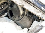 Кровля ангара снова обрушилась на севере Москвы под тяжестью снега, пострадали только машины