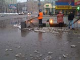 Всего в Москве со среды в столице выпало около 45 мм осадков. "С утра пятницы в столице шел мощный снегопад, который поздно вечером при плюсовой температуре перешел в дождь