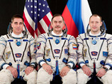 "Союз" вернулся на Землю. Космонавтов эвакуировали, закутав в одеяла
"Союз" вернулся на Землю. Космонавтов эвакуировали, закутав в одеяла