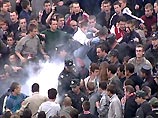 Не раз в течение матча болельщики зажигали дымовые шашки Не раз в течение матча болельщики зажигали дымовые шашки