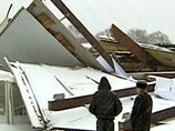 Еще две крыши рухнули в Москве под тяжестью снега: автосалон и склад одежды