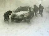 Почти все автомобильные дороги перекрыты в Минской области для расчистки снежных заносов