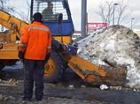 Коммунальные службы Москвы продолжают ликвидировать последствия аномального снегопада и вывезли на снегоплавильные пункты более 300 тысяч кубометров снега