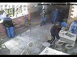 На Youtube появилось видео под названием "Беспредел Шатрово Курганская область", где видно, как неизвестные избивают посетителей кафе в помещении и на улице у входа