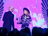 Знаменитая певица и борец за права ЛГБТ-сообщества вышла вручать премию в костюме бой-скаута и наградила телеведущего Андерсона Купера