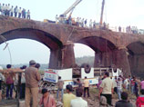 Автобус, следовавший из индийского курортного штата Гоа в Мумбаи, упал с моста высотой 12 метров. Жертвами аварии стали 37 туристов, большинство из них - индийцы. Среди 17 пострадавших оказалась россиянка