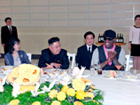 Деннис Родман, известный своей экстравагантностью, ездил в КНДР в начале марта ради съемок документального фильма и заодно встретился со своим "поклонником" Ким Чен Ыном