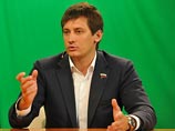 Дмитрию Гудкову, с недавних пор бывшему члену партии "Справедливая Россия", могут предложить добровольно сдать депутатский мандат за его доклад на политическом форуме в США, в котором он якобы предал Родину Дмитрию Гудкову, с недавних пор бывшему члену партии "Справедливая Россия", могут предложить добровольно сдать депутатский мандат за его доклад на политическом форуме в США, в котором он якобы предал Родину