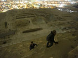 Группа российских туристов, нарушив запрет египетских властей, поднялась на вершину знаменитой пирамиды Хеопса в Египте