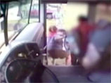 Не только в России: американская женщина-водитель ногой вытолкала девочку-аутистку из автобуса (ВИДЕО)