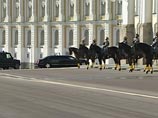 У главного входа в Большой Кремлевский дворец кортеж Си Цзиньпина встречали кавалерийцы, выстроившиеся у парадной лестницы
