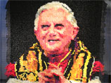 Американская художница "нарисовала" Папу Бенедикта XVI, растянув и связав узелками 17,000 презервативов