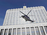 Премьер-министр Дмитрий Медведев покинул в пятницу Белый дом в Москве на вертолете