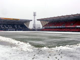 Поле от снега на стадионе "Виндзор Парк" в Белфасте еще не чистили 