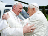 Папа Римский Франциск прилетел на вертолете к Бенедикту XVI на обед 