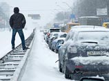 Движение на всех трассах вокруг Киева почти полностью парализовано. На трассе Киев- Житомир образовалась гигантская пробка протяженностью около 70 километров