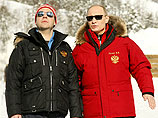 Президент России Владимир Путин и премьер-министр Дмитрий Медведев часто фотографируются на отдыхе в Сочи, потому что "это патриотический вариант отпуска"